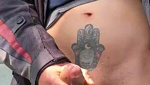 se me pone muy dura de saber que me est�n viendo desde lejos como me masturbo