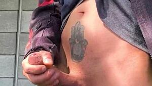 se me pone muy dura de saber que me est�n viendo desde lejos como me masturbo