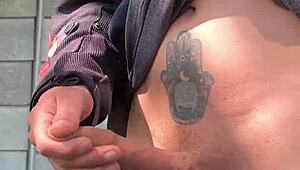 se me pone muy dura de saber que me est�n viendo desde lejos como me masturbo