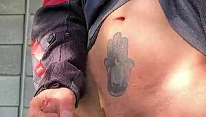 se me pone muy dura de saber que me est�n viendo desde lejos como me masturbo