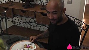 ディナーサプライズでびしょ濡れマンコもらっちゃった