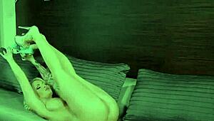 Naličena Daisy Monroe se vroče drka sama.