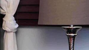 Fratellastri sentono la tensione sessuale con ospiti a casa!