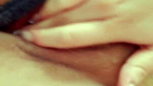 Podívej se, jak se vzrušená kurva namočí a pošle video.