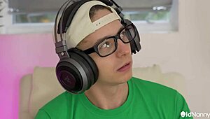 Britisk milf rider hårdt i cowgirl og doggystyle med ung 18+ fyr