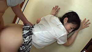 親の近くで姪に精液を吸わせた、パート2