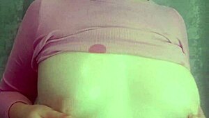 White girl with big gorgeous ass invites masturbation in her presence