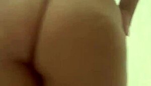 se masturba para mi mientras su cornudo esposo trabaja