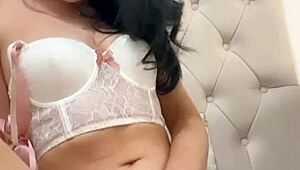 American Exchange Student Explores Solo Webcam Play