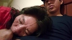 mi madura cristiana me pide encontrarnos para tener sexo todo el dia se escapa de la iglesia y se viene conmigo por su dosis de leche