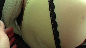 Lindinha japonesa chupa e fode! Ação de peitinhos peludos minúsculos!