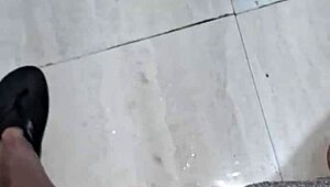 Meu mini pau esquentando e gozando com tanto prazer e excitação