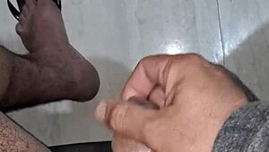 Meu mini pau esquentando e gozando com tanto prazer e excitação