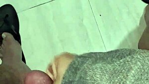 Meu mini pau esquentando e gozando com tanto prazer e excitação