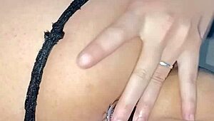 i'm a safada gostosa showing the plug in my cuzinho and se masturbating, fingering my pussy