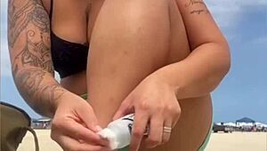 Genç adam arkadaşı katılmaya davet ediyor