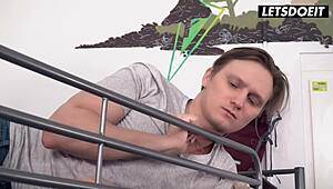 Slovenská kráska Freya Dee sátá a šuká spolubydlícího obrovský kokot v hostelu