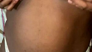 qui veut jouer avec mes gros seins et mon cul noir ebony