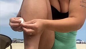 Genç adam arkadaşı katılmaya davet ediyor