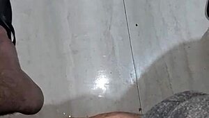 Meu mini pau esquentando e gozando com tanto prazer e excitação