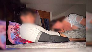 madrastra encuentra a su hijastro masturbandose en su cuarto el celular se queda grabando todo se�ora milf mexicana video casero
