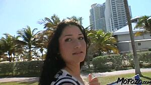 Mofozo com - 19歳モデルが巨乳に精液をかける？