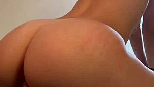 Chica gorro gris recibe perrito brutal