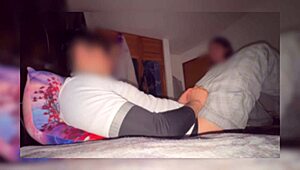 madrastra encuentra a su hijastro masturbandose en su cuarto el celular se queda grabando todo se�ora milf mexicana video casero