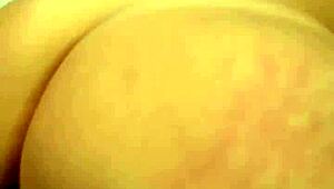 Chica gorro gris recibe perrito brutal