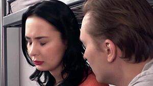 Slovenská kráska Freya Dee sátá a šuká spolubydlícího obrovský kokot v hostelu