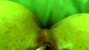 Vaimo heräsi kiimassa ja runkkas pillua ennen töitä