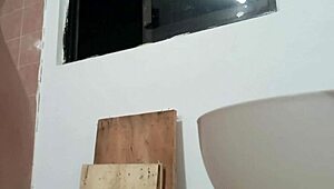 esposa gordita mostrando las tetas mientras cocina