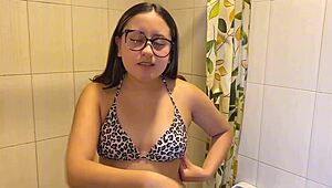 Mi Hermanastro Me Espía En El Baño Y Me Deja El Culo Con Mucho Semen.