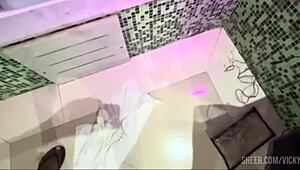 Duas Amigas Se Divertindo Na Banheira De Espuma