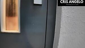 apagon españa - blackout spain - bloquée dans l'ascenseur elle finit par baiser son voisin marié - part 01 😏