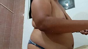 esposa gordita mostrando las tetas mientras cocina