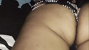 وحدنا في البيت وأختي غير الشقيقة نسيت تقفل الباب وشفتها وهي تتناك تركبتني بكسها الصغير ومنظر طيزها رهيب