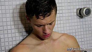 Jongens twinkjes bareback seks in bed en badkamer