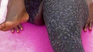 ebony milf spreads pussy during morning workout