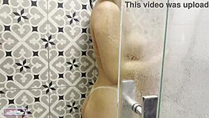 큰 가슴 라틴아 보지 씻으며 블랙콕 갈망