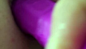 Igram se analnim dildom, kremast je i super se oseća