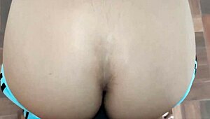 Mi hermanastra me muestra como bailar twerking y yo le froto mi polla 😏