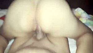 Solos en casa y mi hermanastra olvidó cerrar la puerta y me pilló grabándola pensó que se enojaría pero terminó dándome unos buenos sentones con su pequeño coño y que hermosa vista de su rico