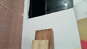 esposa gordita mostrando las tetas mientras cocina