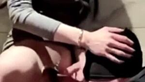 Safadót mama mellére dugja és baszza a seggét