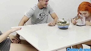 enquanto ela cozinhava no cu da cunhada eu socava completo no sheer