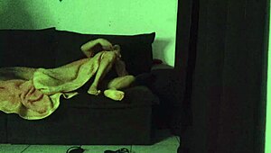 Madrasta Divide Sofa Com Enteado 😏