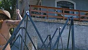 montando uma tenda na ch�cara usando um body socado no rabo