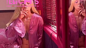 loira gostosa fumando cigarro