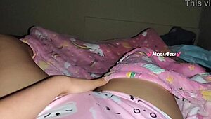 Me meto los dedos antes de ir a la universidad me gusta ir mojada para seducir al docente con mi coito humedo